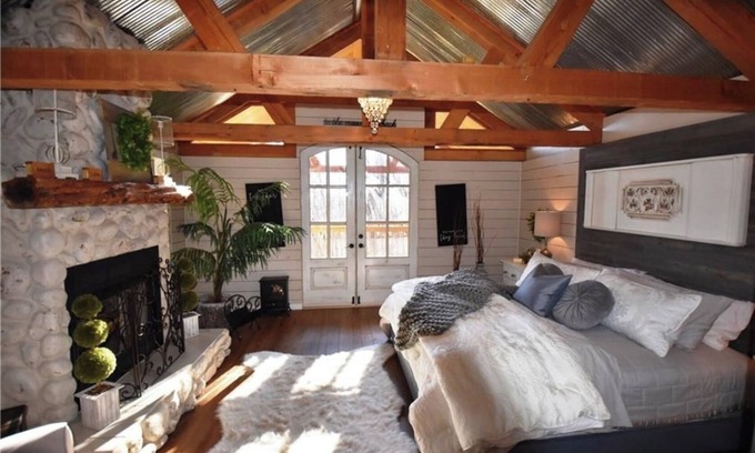 Eureka Springs Cabin | Charming and Secluded Mountain Cabin for Couples near Eureka Springs