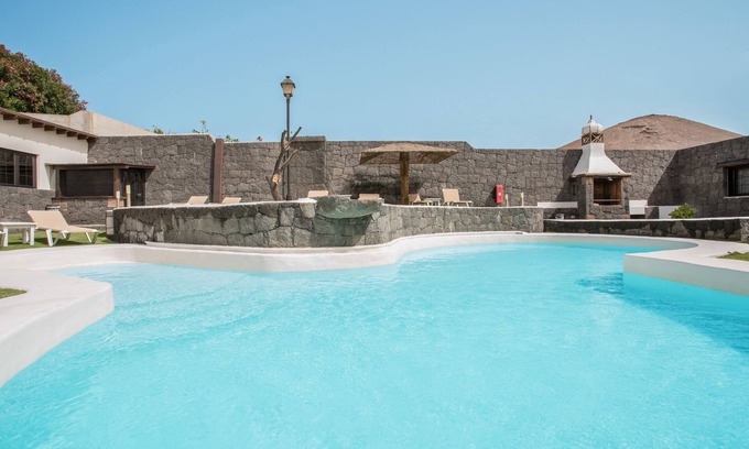 La Asomada Apartment | Charming Apartment "1" with Terrace, Community Pool & Wi-Fi