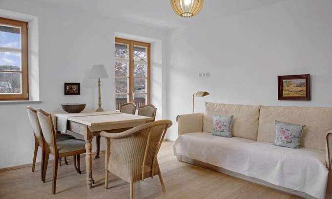 Bad Toelz Apartment | Charming Apartment “Ferienwohnung Birke” with Mountain View, Wi-Fi