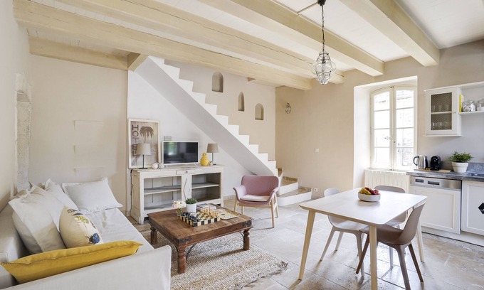 Eygalieres Apartment | Charming apartment in town house in the heart of Eygalieres
