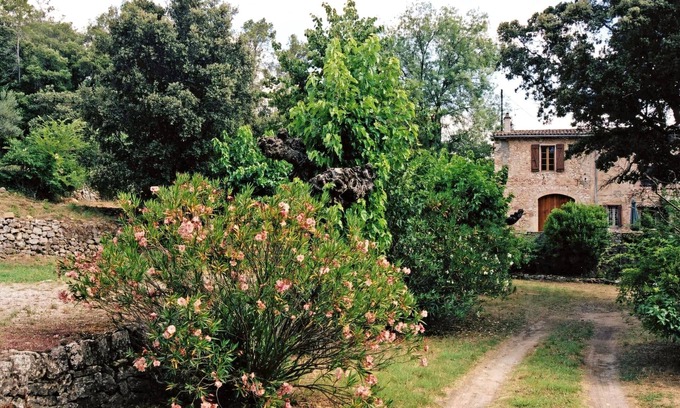 Le Thoronet Cottage | Charming apartment in a Provencal country house, private beach, riverside