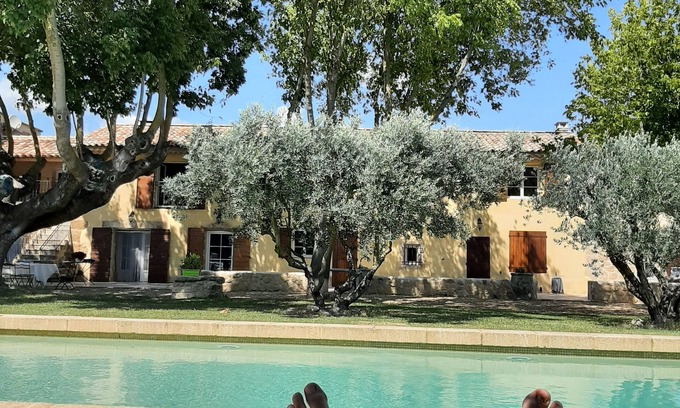 Villelaure House | Charming apartment in restored dovecote in 18th century farmhouse with character