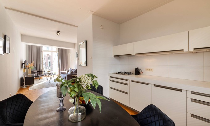 Museum Quarter Apartment | Charming Apartment on the P.C. Hooftstraat. Stylish Comfort in the Heart of Amsterdam.