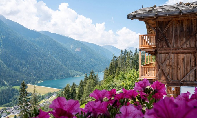 Santa Valburga Apartment | Charming Apartment “Panorama Raffeinhof” with Lake View, Balcony, Terrace & Garden