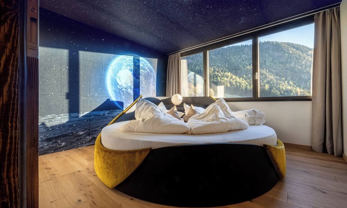 Collepietra Apartment | Charming Apartment “Sonnleiten Sonne Mond u Sterne” with Mountain View