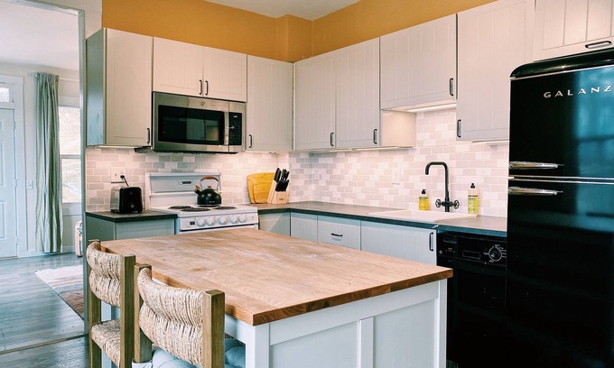 The Dalles Apartment | Charming Apt in Dwntwn The Dalles w/Epic Views!