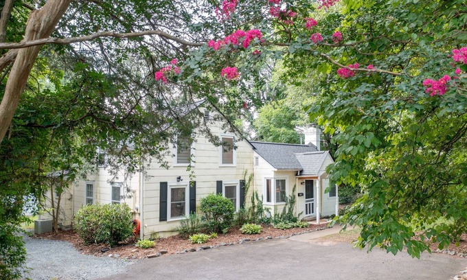 Winston - Salem House | Charming Ardmore Bungalow I 2BR + Bonus Room I 2 Bath I Spacious Yard