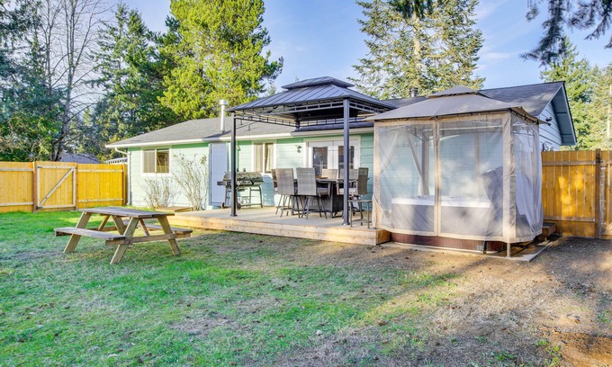 Arlington House | Charming Arlington Home w/Hot Tub & Fenced Yard!