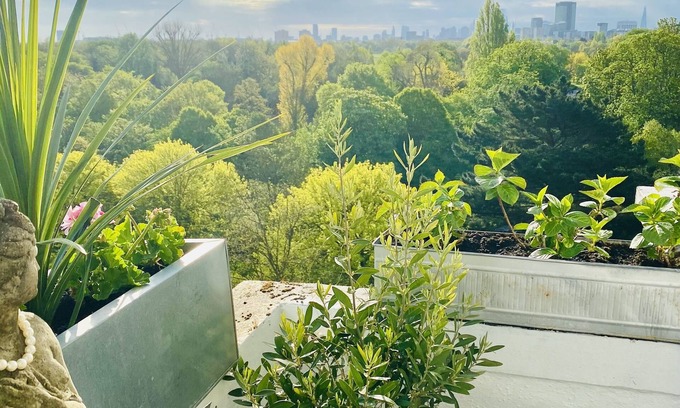 St. Johns Wood Apartment | Charming Art Deco Apartment Overlooking Regents Park with a balcony