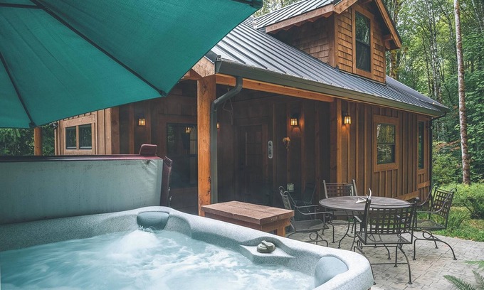 Welches Cabin | Charming, Artfully Crafted Cedar Springs Cabin, Secluded Forest, BBQ, Hot Tub
