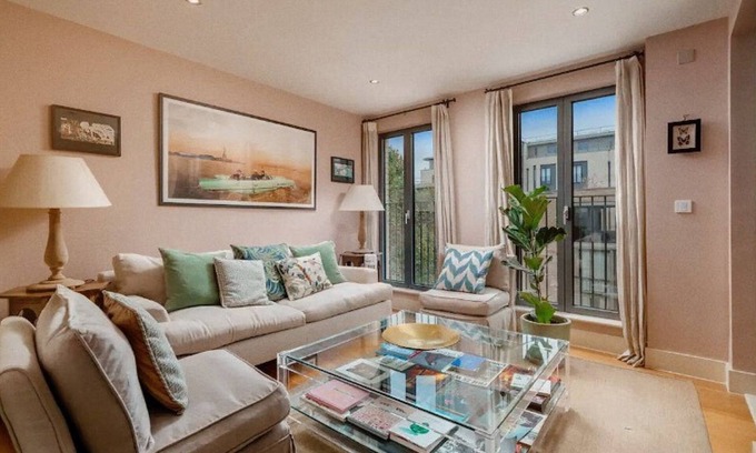 Golborne Apartment | Charming artist’s flat near Portobello