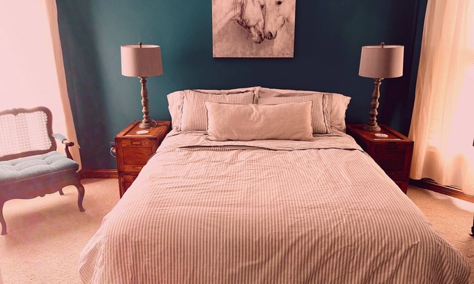 Blue Earth House | Charming Artists Retreat