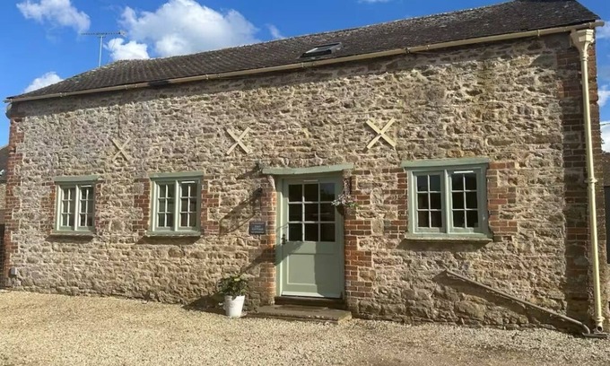 Quenington Cottage | Charming atmospheric Cotswold Cottage