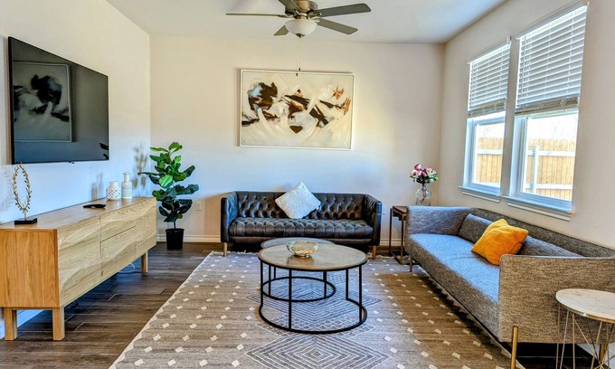 Austin House | Charming Austin Home near DT, Airport with community pool