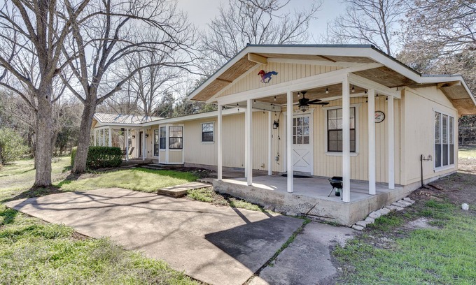 West Oak Hill House | Charming Austin Home on 2 Acres: BBQ & Yard!