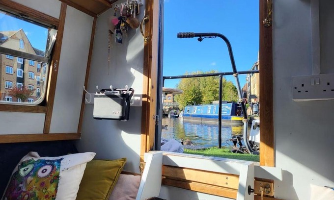 Hemel Hempstead House | Charming baby narrowboat Apsley Marina
