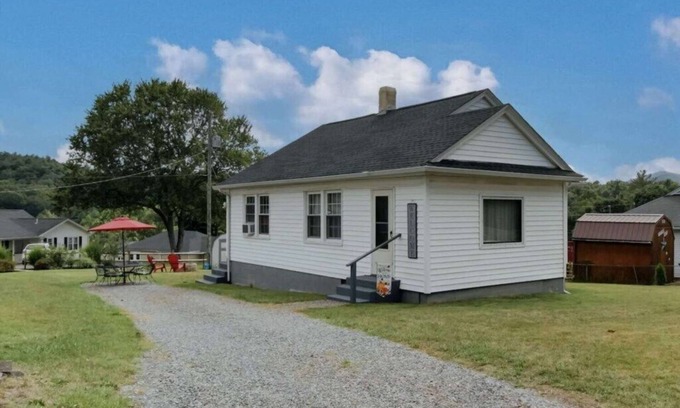 Warm Springs House | Charming Bacova Village Cottage Near Lake Moomaw