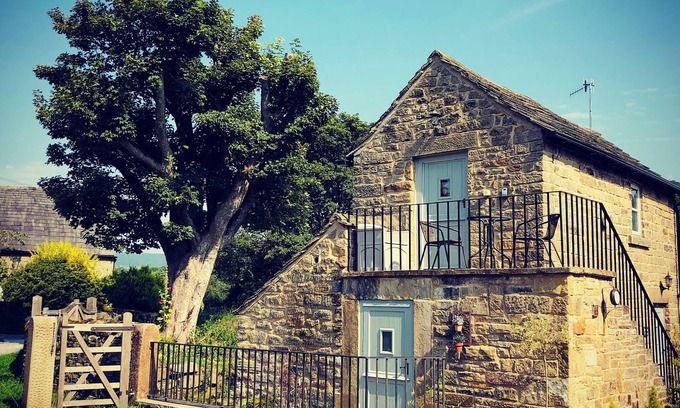 Hathersage House | Charming Barn-Hathersage - Private Off Road Parking -Stunning Views & Mill Pond