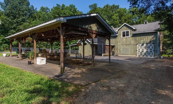 Lakeview House | Charming Barn House