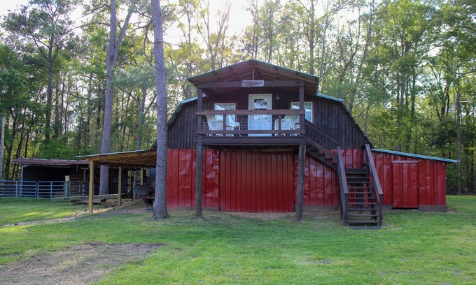 Perkinston House | Charming barn nestled in a picturesque farm setting meets farmhouse elegance