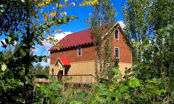 Arcadia House | Charming Barn-Style Retreat Near Crystal Mountain – Free Pontoon, No extra Fees