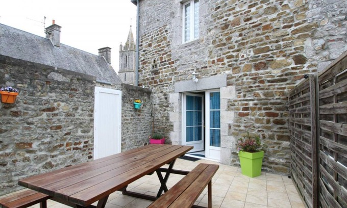 Hauteville-sur-Mer Cottage | Charming Beachside Home with Terrace, BBQ, and Baby Equipment in Hauteville-sur-Mer