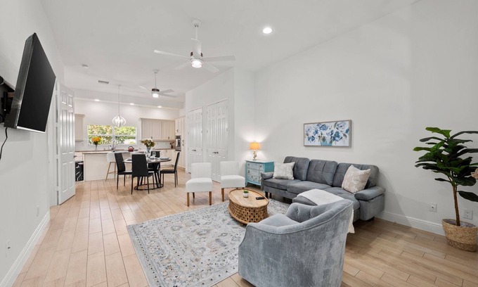 Naples Park House | Charming Beach Bungalow A