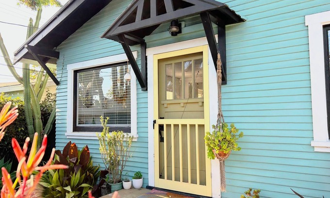 Ventura House | Charming Beach Bungalow in Midtown +