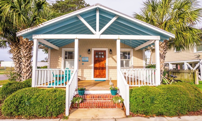 North Carolina Coast House | Charming Beach Cottage – Walk to Ocean, Relaxing Porch & Private Parking