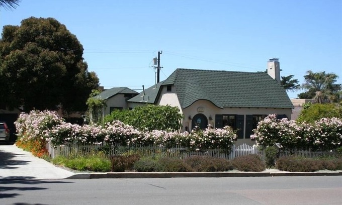 Del Mar House | Charming Beach Cottage with Ocean Views: 5-minute walk from beach & shops