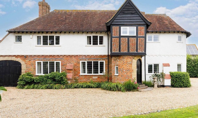 West Wittering House | Charming Beach Getaway - Spacious 4BR sunny garden