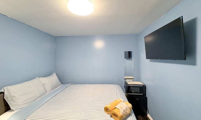 Queens House | Charming Beach Room