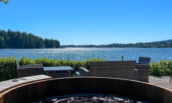 Sooke Cottage | Charming Beachfront Cottage with Private Deck and Hot Tub-family/pet-friendly!