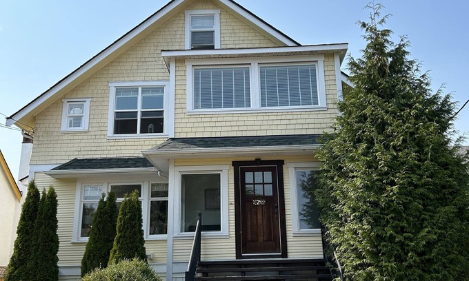 Fairfield House | Charming Beachside Retreat Steps from Dallas Rd, Beacon Hill Park, Cook St. Vill
