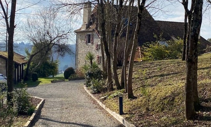 Orriule House | Charming Bearnaise farmhouse with swimming pool