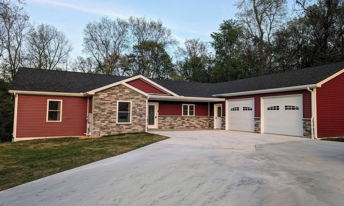 Shipshewana House | Charming, Beautiful 6-bedroom house in wonderful Shipshewana with WiFi, Hot Tub.