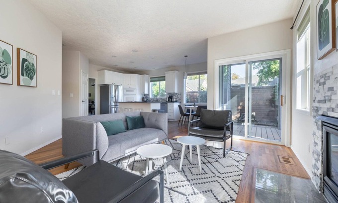 Oak Hills House | Charming Beaverton 6BR w/Parking, nr Retail & Groceries, by Blueground