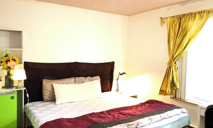 Renton Bed & Breakfast | Charming bed & breakfast in delightful Renton King Size Bed Room with WiFi