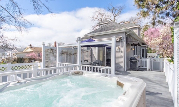 Wall House | Charming Belmar House w/Hot Tub + Parking