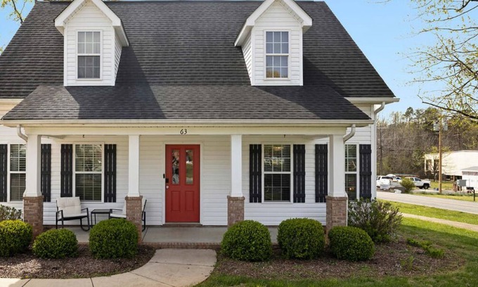 North Belmont House | Charming Belmont Retreat - 3 beds & Private Yard
