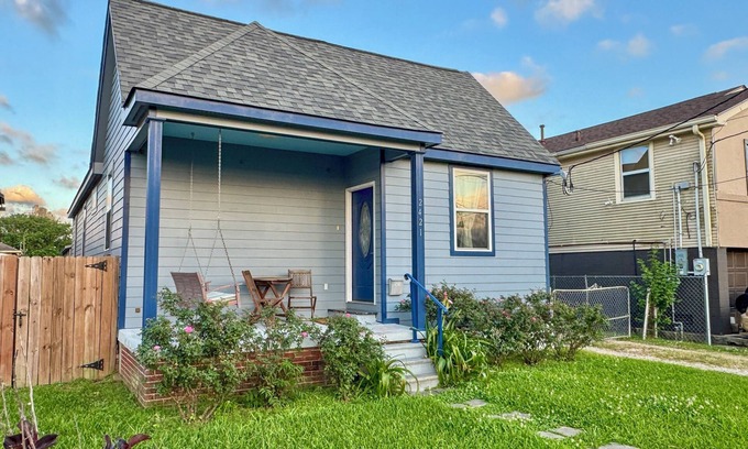 Florida Area House | Charming Blue Retreat with home gym, EV, king bed