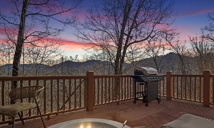 Old Fort Cabin | Charming Blue Ridge & Black Mnt Oasis
