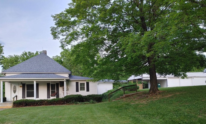 Milltown House | Charming Blue River Escape