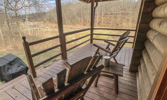Bedford Cabin | Charming Boomsage Cabin w/hot tub