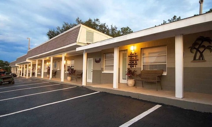 Zephyrhills Hotel | Charming boutique hotel. Newly remodeled, cozy, private getaway & adult only!