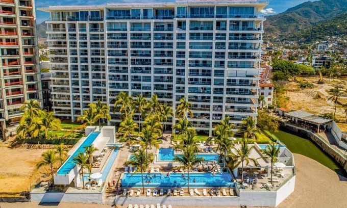 Las Glorias Apartment | Charming brand new 1-bedroom apartment with WiFi, fitness room on the beach
