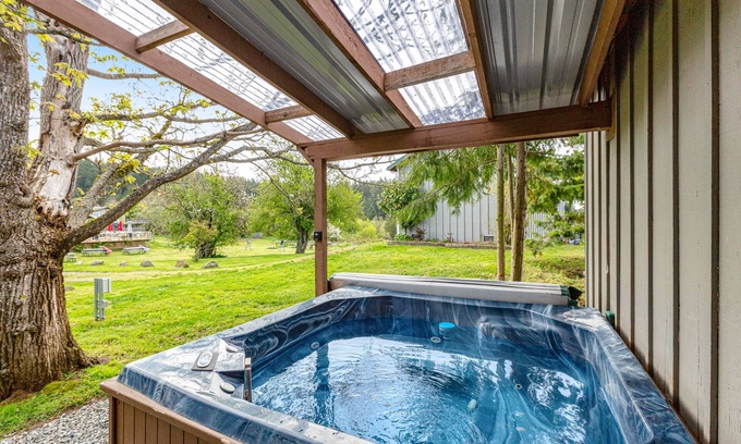 Deer Harbor Cabin | Charming & bright dog-friendly cabin with nature views, hot tub, and fireplace