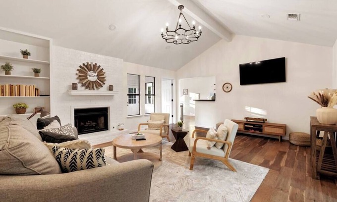 Round Rock House | Charming & Bright W/Lounging Pool