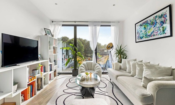 Wimbledon Park Apartment | Charming bright Wimbledon Park flat|Free Parking|Large South Facing Terrace