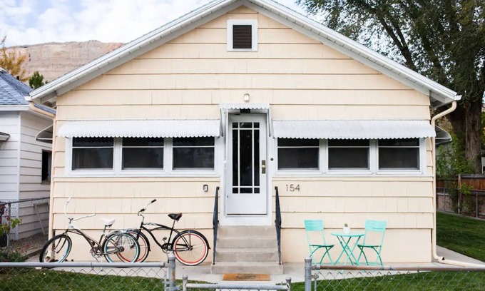 Palisade House | Charming Bungalow in the Heart of Town- Family Friendly/2 Bikes/Firepit!